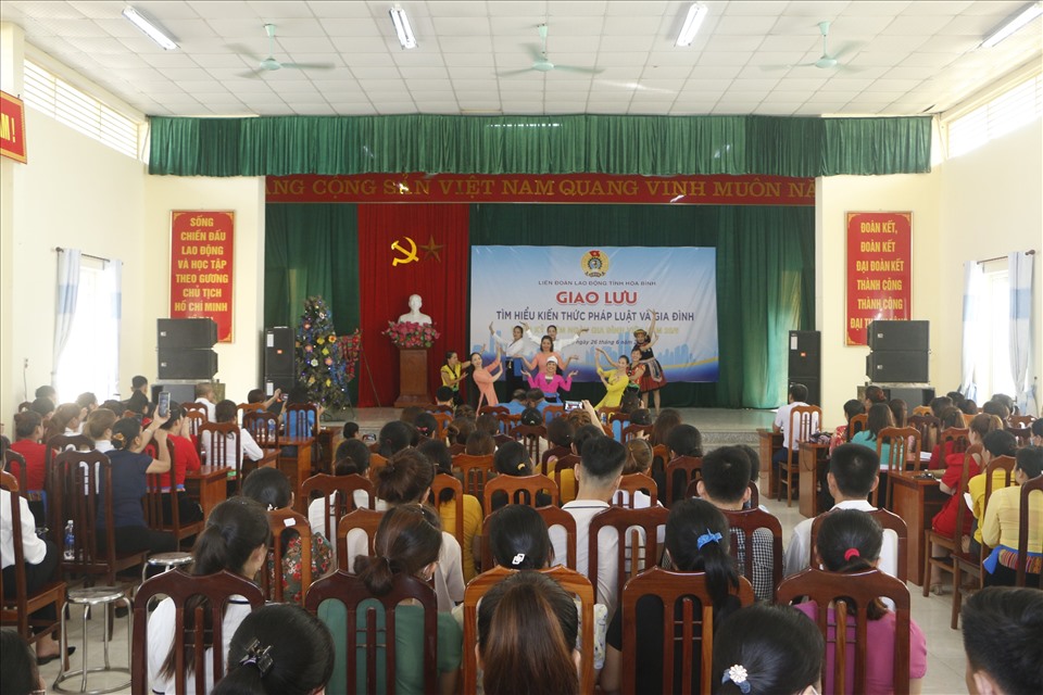 Chương trình “Tìm hiểu kiến thức pháp luật và gia đình” diễn ra tại huyện Tân Lạc. Ảnh: Bạch Tuyết.
