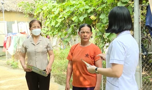 Cán bộ y tế tại các địa phương trên địa bàn tỉnh Ninh Bình tuyên truyền để người dân chủ động phòng dịch sốt xuất huyết. Ảnh: NT