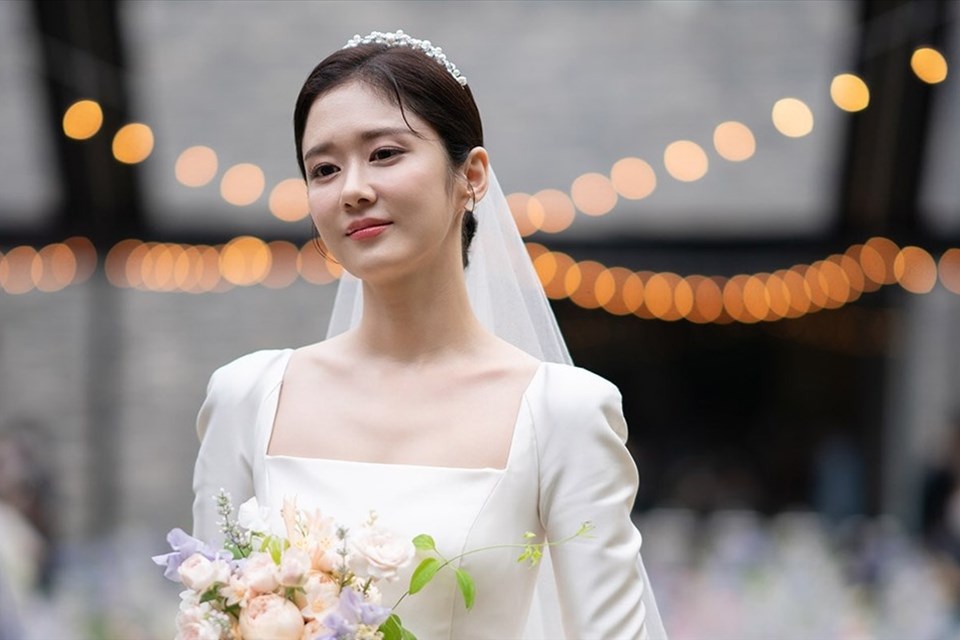 “Mỹ nhân không tuổi” Jang Nara xinh đẹp khi diện váy cô dâu
