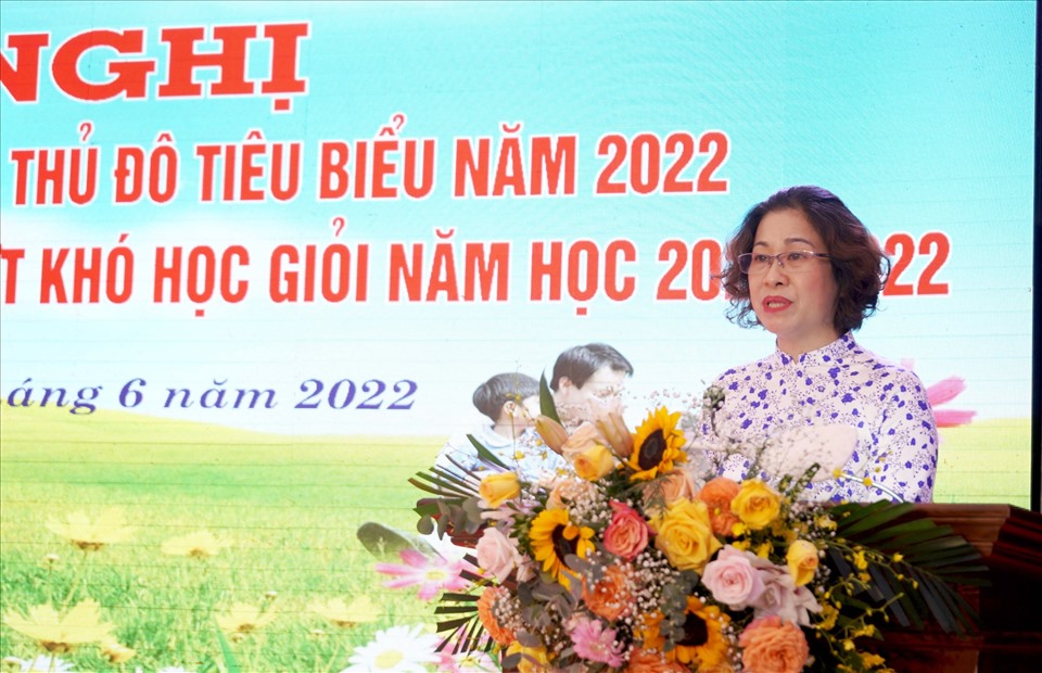 Chủ tịch Công đoàn ngành Giáo dục Hà Nội Trần Thị Thu Hà trao đổi về xây dựng gia đình nhà giáo tiêu biểu. Ảnh: MQ