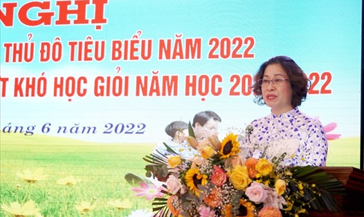 Chủ tịch Công đoàn ngành Giáo dục Hà Nội Trần Thị Thu Hà trao đổi về xây dựng gia đình nhà giáo tiêu biểu. Ảnh: MQ