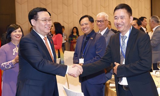 Chủ tịch Quốc hội Vương Đình Huệ đã gặp gỡ cộng đồng doanh nhân người Việt tại Châu Âu. Ảnh: Hải Anh