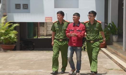Nguyễn Văn Long bị lực lượng Công an bắt giữ. Ảnh: T.X