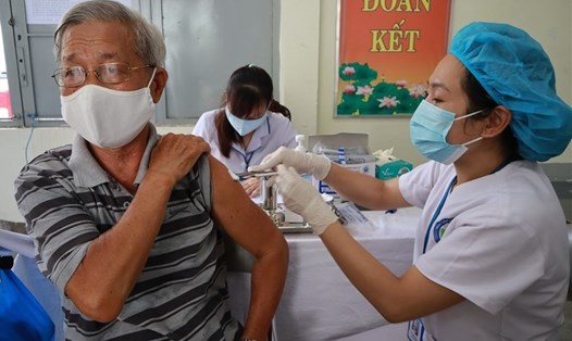 Tiêm vaccine COVID-19 cho người dân. Ảnh: Nguyễn Ly.