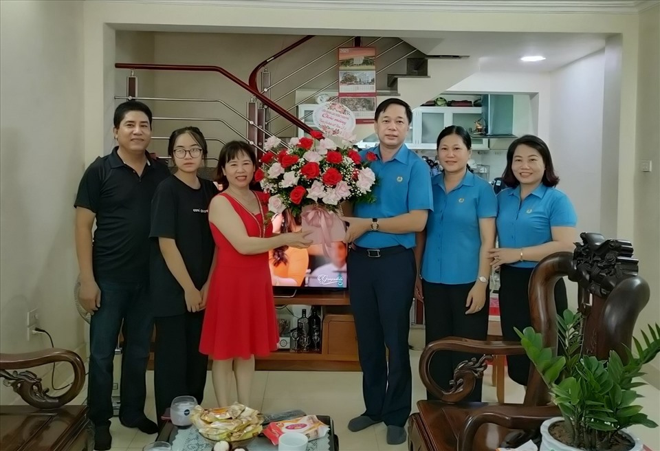 Lãnh đạo LĐLĐ TP.Hải Phòng chúc mừng gia đình chị Nguyễn Thị Cúc - một trong 50 gia đình CNVCLĐ tiêu biểu. Ảnh: Mai Dung