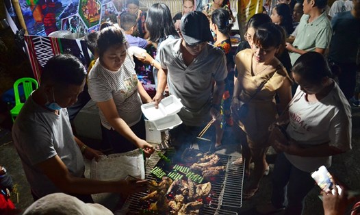 Lần đầu tiên Huế hội tụ được 100 món ẩm thực đường phố nhân dịp Festival Huế 2022. Ảnh: Đức Quang