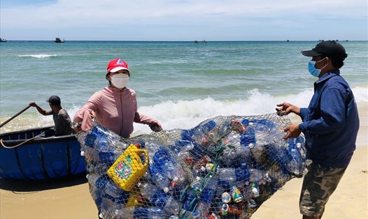 Ngư dân ở Quảng Nam mang những vỏ chai lên bờ bán, góp vào quỹ hỗ trợ trẻ em khó khăn. Ảnh: Thanh Chung