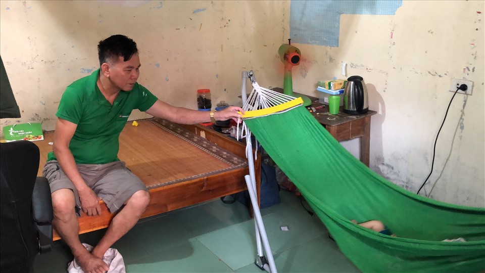 Muôn kiểu trông con của gia đình công nhân