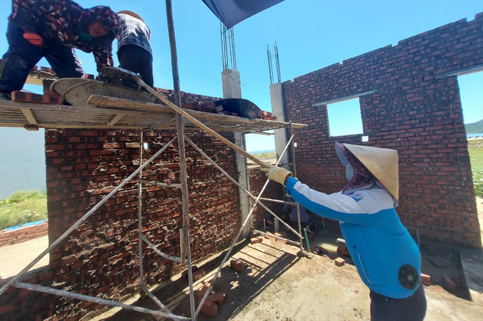 Những phụ nữ mướt mồ hôi trên công trình xây dựng
