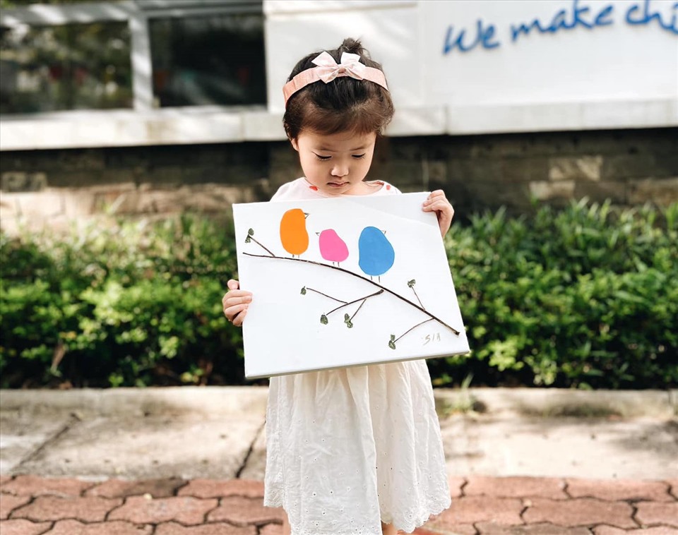 Bức tranh được gia đình Mi An chăm chút, hoàn thiện. Ảnh NVCC