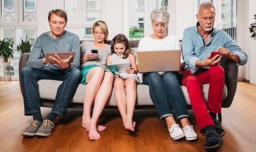 Điện thoại thông minh đang hủy hoại hạnh phúc gia đình như thế nào? Ảnh: AFP
