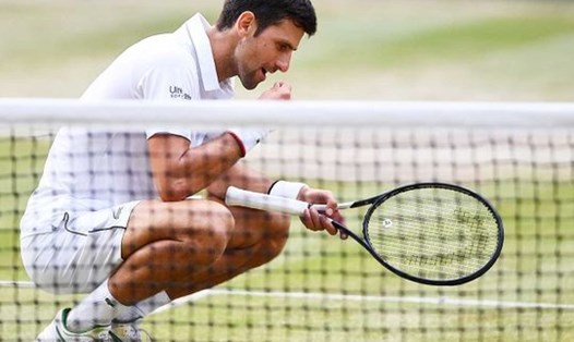 Novak Djokovic mừng chức vô địch Wimbledon bằng cách ăn... cỏ trên sân từ năm 2011. Ảnh: Wimbledon