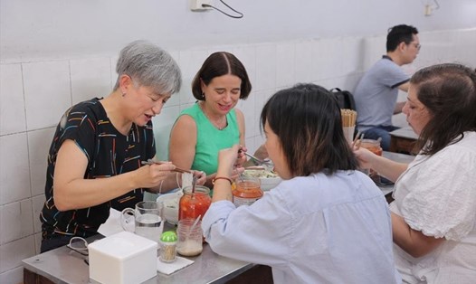 Ngoại trưởng Australia Penny Wong (ngoài cùng trái) thưởng thức phở gà ở Hà Nội, sáng 27.6.2022. Ảnh: ĐSQ Australia