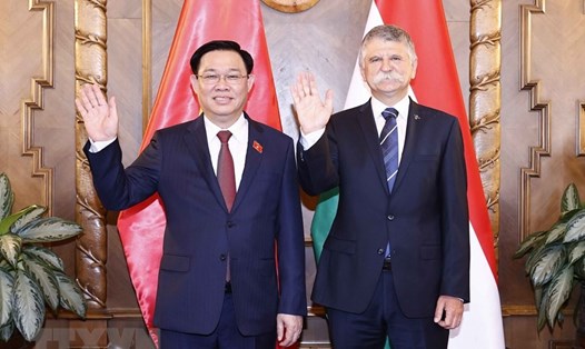 Chủ tịch Quốc hội Hungary László Kövér đón và hội đàm với Chủ tịch Quốc hội Vương Đình Huệ. Ảnh: TTXVN