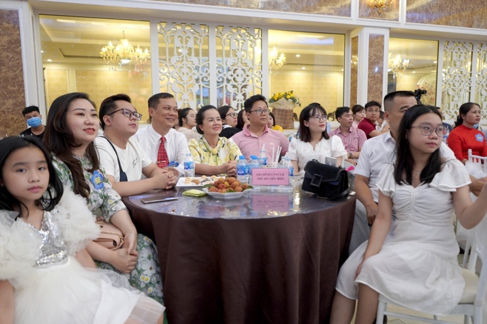 Đại biểu dự sự kiện biểu dương khen thưởng 100 “Gia đình công nhân viên chức lao động Thủ đô tiêu biểu” năm 2022. Ảnh: MQ/CĐVN