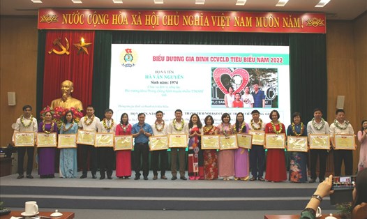 Đại diện lãnh đạo Liên đoàn Lao động tỉnh tặng Bằng khen cho  20 gia đình công chức viên chức lao động tiêu biểu.