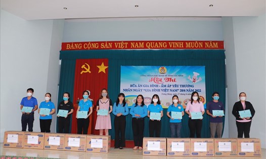 Lãnh đạo Liên đoàn Lao động tỉnh Tây Ninh và Công đoàn Khu Kinh tế trao tặng quà cho đoàn viên, người lao động