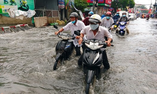 Ngập lụt xảy ra ở nhiều nơi. Trong ảnh là cơn mưa lớn kéo dài gần một tiếng gây ngập sâu 30-50 cm trên đường Tô Ngọc Vân, TP.Thủ Đức. Ảnh: Minh Quân