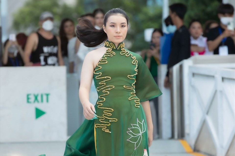 Top 5 Hoa hậu Môi trường Việt Nam Phương Nhi diện áo dài cá chép hóa rồng