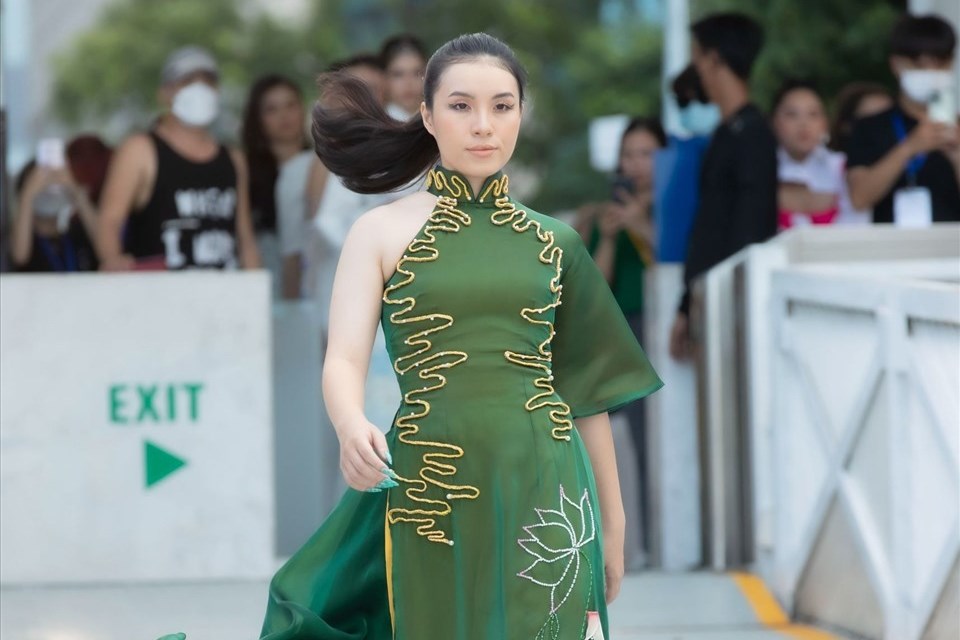 Top 5 Hoa hậu Môi trường Việt Nam Phương Nhi diện áo dài cá chép hóa rồng Top 5 Hoa hậu Môi trường Việt Nam Phương Nhi diện áo dài cá chép hóa rồng