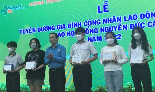 Ông Đinh Anh Sâm (thứ ba từ trái qua) - Chủ tịch Công đoàn Sagri - trao học bổng Nguyễn Đức Cảnh cho các con CNVCLĐ vượt khó, học giỏi. Ảnh: Đức Long
