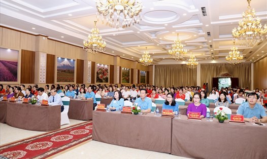Các đại biểu dự hội nghị biểu dương gia đình CNVCLĐ tiêu biểu trên địa bàn tỉnh Ninh Bình giai đoạn 2018 - 2022. Ảnh: NT