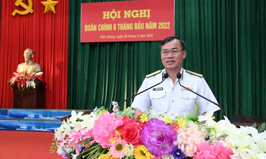 Chuẩn Đô đốc Nguyễn Đăng Tiến quán triệt nghị quyết lãnh đạo thực hiện nhiệm vụ Vùng. Ảnh: V5HQ