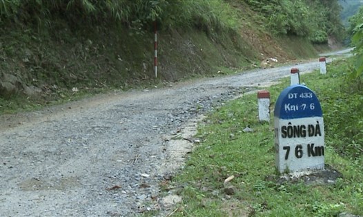 Đường tỉnh 433 đi qua huyện vùng cao Đà Bắc xuống cấp nghiêm trọng. Ảnh: Tô Công