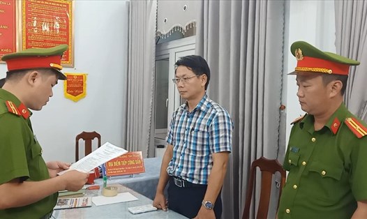 Lực lượng chức năng bắt tạm giam ông Trần Quang Kim Sơn - Trưởng phòng Kinh doanh Công ty Đại Phát Tín (đơn vị cung cấp xe điện). Ảnh: Công an