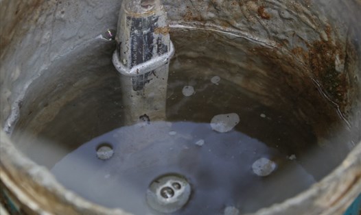 Sở Y tế Bình Dương đề nghị các địa phương xử phạt hành chính trường hợp không dọn dẹp phế thải để đọng nước sinh lăng quăng. Ảnh: Đình Trọng