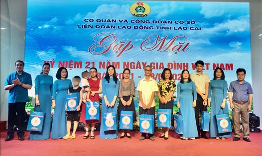 LĐLĐ tỉnh Lào Cai đã trao tặng quà gia đình đoàn viên Công đoàn nhân Ngày Gia đình Việt Nam. Ảnh: LĐLĐ tỉnh Lào Cai.