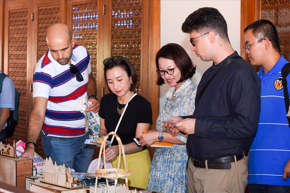 Phóng viên nước ngoài tìm hiểu du lịch Đà Nẵng