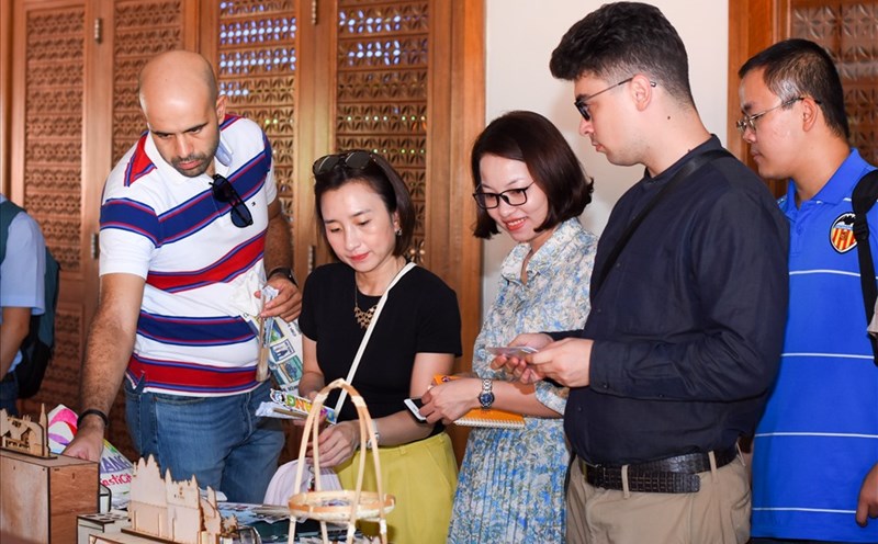 Phóng viên nước ngoài tìm hiểu du lịch Đà Nẵng