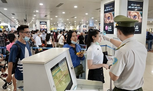 Hành khách làm thủ tục an ninh tại sân bay Nội Bài. Ảnh GT