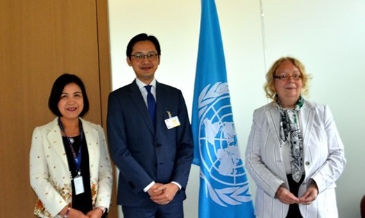Trợ lý Bộ trưởng Bộ Ngoại giao Đỗ Hùng Việt (giữa) trong cuộc gặp Tổng Giám đốc Văn phòng Liên Hợp Quốc tại Geneva Tatiana Valovaya (phải) ngày 27.6.2022. Ảnh: Ngọc Vân