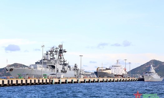 Đội tàu Hạm đội Thái Bình Dương, Hải quân Nga cập cảng quốc tế Cam Ranh. Ảnh: QĐND