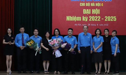 Ông Ngô Đức Tuấn - Phó Bí thư Thường trực Đảng uỷ Tổng Liên đoàn Lao động Việt Nam (thứ 4 từ phải sang) cùng các đồng chí trong Đảng uỷ Báo Lao Động chúc mừng Chi uỷ Chi bộ Hà Nội 4 nhiệm kỳ 2022-2025.