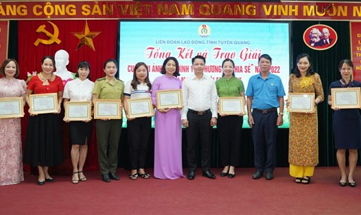 LĐLĐ tỉnh Tuyên Quang trao giải cuộc thi ảnh "Gia đình yêu thương và chia sẻ" năm 2022 trên mạng xã hội Facebook.