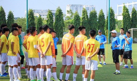 Huấn luyện viên Đinh Thế Nam dẫn dắt U19 Việt Nam dự giải U19 Đông Nam Á 2022. Ảnh: VFF
