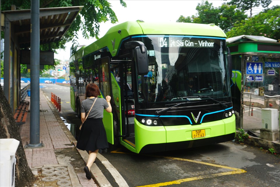 TPHCM phát động cán bộ công chức, viên chức đi xe buýt.  Ảnh: Minh Quân