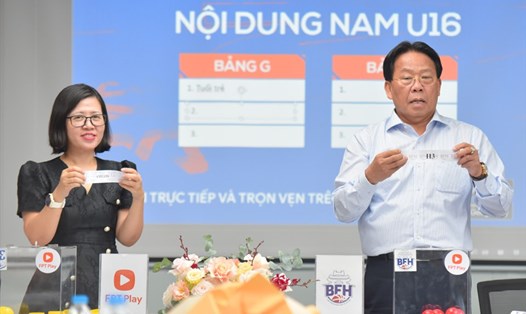 Bà Trần Thu Trang - Đại diện FPT Play và Tiến sĩ Nghiêm Vũ Khải - Chủ tịch Liên đoàn bóng rổ Hà Nội bốc thăm chia bảng giải đấu. Ảnh: T.S