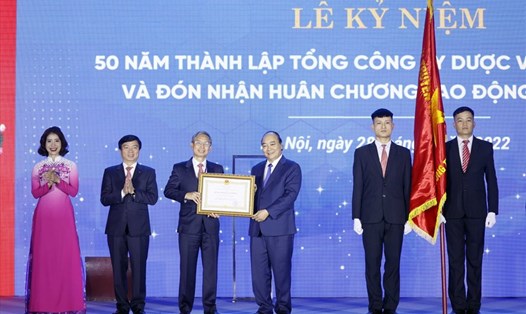 Chủ tịch nước trao tặng Huân chương Lao động hạng Nhất cho Tổng Công ty Dược Việt Nam. Ảnh: VPCTN