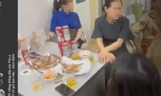 Hình ảnh lan truyền trên mạng xã hội phản ánh cán bộ trung tâm Y tế Hồng Bàng "ăn nhậu" trong giờ làm việc. Ảnh cắt từ clip