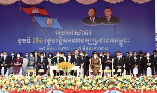 Chủ tịch Đảng Nhân dân Campuchia (CPP) Samdech Techo Hun Sen và Chủ tịch danh dự CPP Heng Samrin đồng chủ trì lễ míttinh kỷ niệm 71 năm Ngày thành lập CPP (28.6.1951 - 28.6.2022). Ảnh: TTXVN