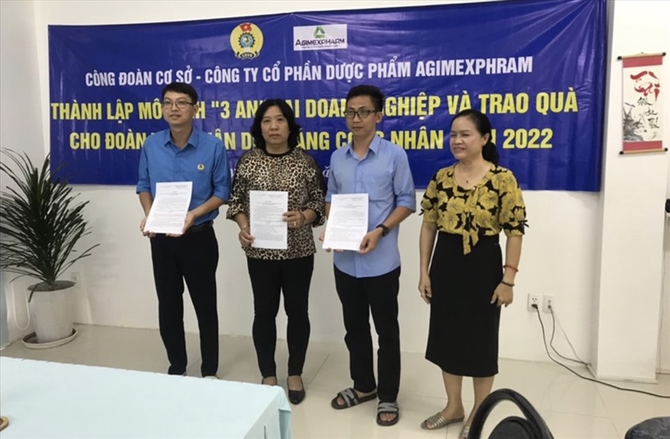 Bà Phan Thị Bích Thủy, Phó Tổng giám đốc Công ty CP Dược phẩm Agimexphram rao quyết định thành lập 3 tổ chuyên trách thực hiện các nội dung “An tâm, an toàn, an ninh”. Ảnh: Anh Vũ