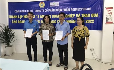 Bà Phan Thị Bích Thủy, Phó Tổng giám đốc Công ty CP Dược phẩm Agimexphram rao quyết định thành lập 3 tổ chuyên trách thực hiện các nội dung “An tâm, an toàn, an ninh”. Ảnh: Anh Vũ