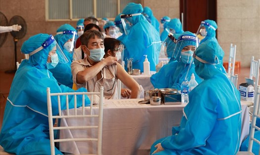 Nhân viên y tế tiêm vaccine phòng COVID-19 cho người dân. Ảnh: Hải Nguyễn