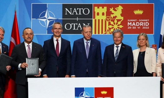 Tổng thống Thổ Nhĩ Kỳ (giữa), Tổng thống Phần Lan (thứ 2 từ phải), Thủ tướng Thụy Điển (phải) và Tổng thư ký NATO (thứ 4 từ phải) tại hội nghị thượng đỉnh NATO, ngày 28.6.2022. Ảnh: AFP