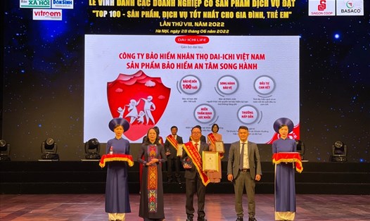 Ông Trần Thanh Tú – Phó Tổng Giám đốc Pháp lý, Pháp chế và Đối ngoại Dai-ichi Life Việt Nam, nhận giải thưởng “Top 100 - Sản phẩm, Dịch vụ tốt nhất cho Gia đình, Trẻ em” năm 2022. Ảnh P.Liên.