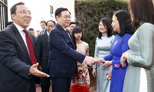 Cán bộ, nhân viên Đại sứ quán và cộng đồng người Việt tại Vương quốc Anh đón Chủ tịch Quốc hội Vương Đình Huệ. Ảnh: TTXVN